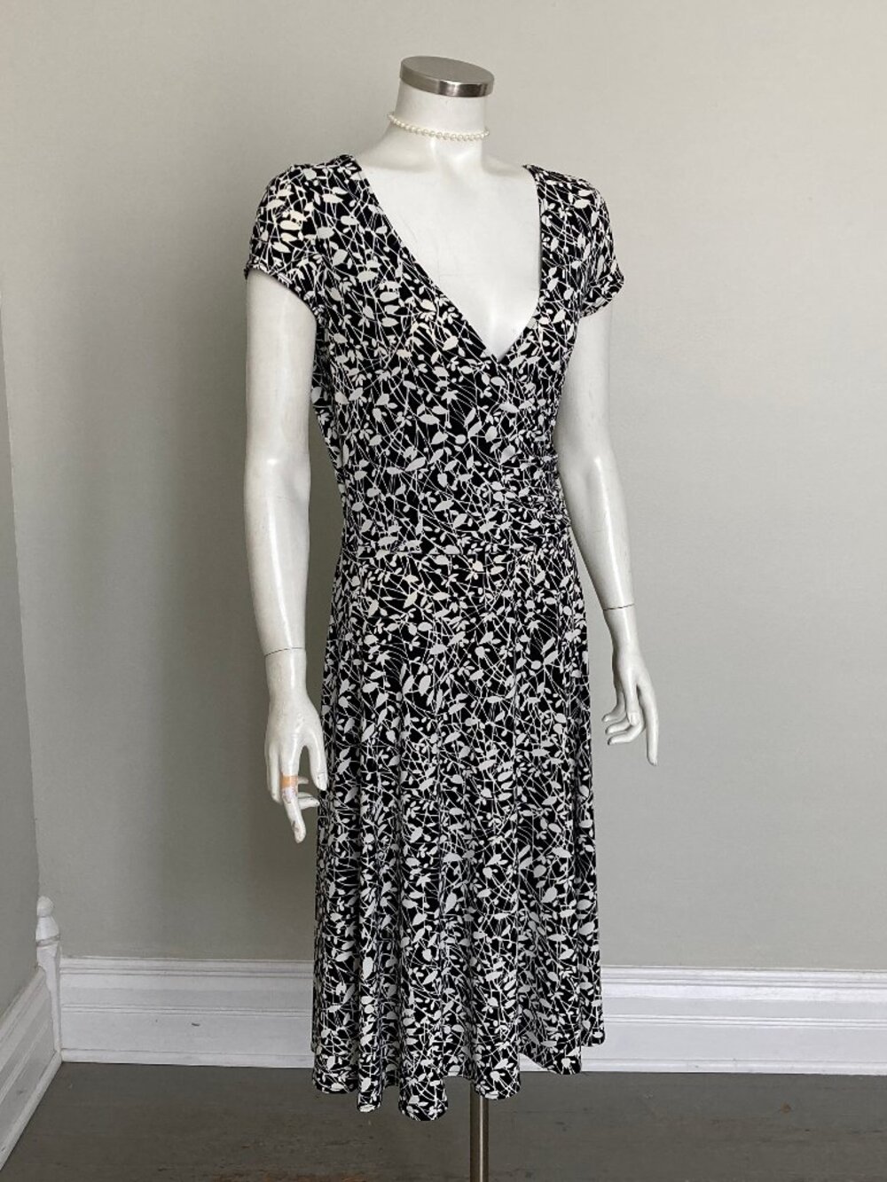 London Times Black White Wrap Dress Size 8